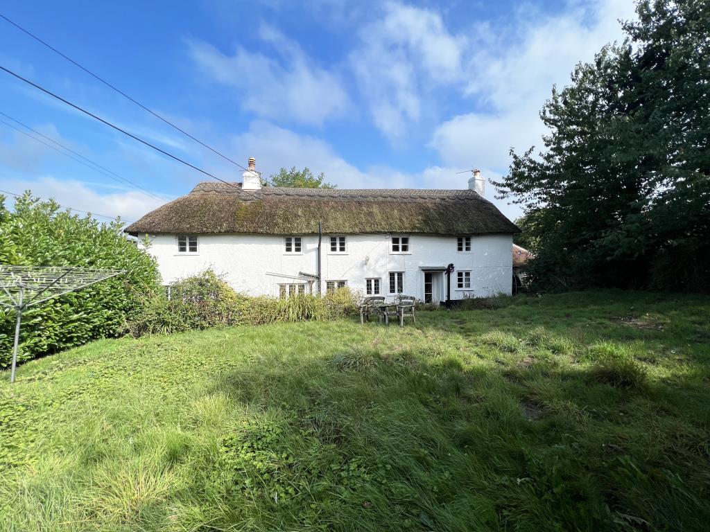Lot: 126 - CHARACTER DETACHED COTTAGE FOR UPDATING WITH PARKING AND GARDENS -